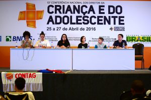 Crianças e adolescentes debatem participação em mesa histórica. Foto: Paula Fróes