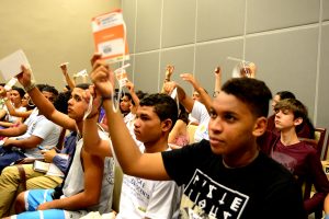 Delegados adolescentes votam propostas. Foto: Paula Fróes