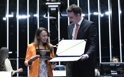 Rita Potyguara representa liderança Clara Camarão durante premiação no Senado Federal
