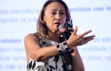 Diretora da Flacso Brasil destaca a importância de defender políticas para crianças indígenas em simpósio sobre infância